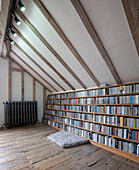 Präsenzbibliothek unter Balkendecke in umgebauter Wassermühle