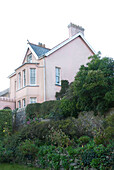Außenansicht eines rosa edwardianischen Hauses in Pembrokeshire