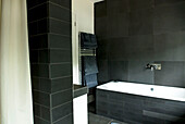 Modernes Badezimmer mit Badewanne
