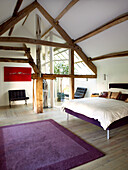 Geräumiges modernes Schlafzimmer im Dachgeschoss mit Doppelbett