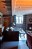 Holzofen in einem Wohnzimmer mit Holzbalken in Wiltshire