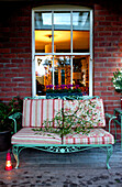 Mistelzweige und Sitzgelegenheiten am Fenster einer Gartenveranda in Hereford