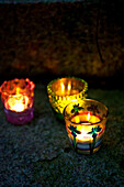 Drei Teelichthalter und Kerzenlicht