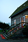 Beleuchtete Laternen auf den Stufen eines Hauses in Odense bei klarem Himmel