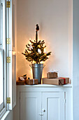 Weihnachtsbaum mit eingepackten Geschenken in Richmond-on-Thames London