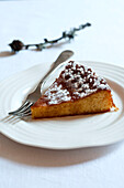 Scheibe Bakewell-Torte mit Dessertgabel auf Teller
