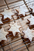 Sternförmige Kekse auf einem Kühlblech in der Küche von Richmond