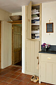 Offener Vorratsschrank in einer gefliesten Küche in Devon