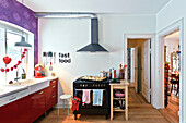 Backblech auf dem Ofen in der Küche eines modernen Einfamilienhauses in Odense, Dänemark