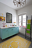 Buntes Badezimmer mit offenem Fenster in einem modernen Einfamilienhaus in Odense, Dänemark