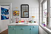 Moderne Kunst und pastellblaue Badezimmerablage in einem modernen Einfamilienhaus in Odense, Dänemark