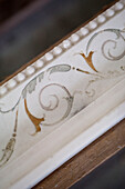 Dekoratives Muster auf Marmorkamin in historischem Yeovil Somerset, England, UK