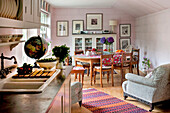 Offenes Esszimmer und Küche in einem Haus in London, UK