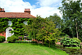 Außenbereich des Gartens eines Landhauses aus Backstein in Suffolk, England, UK