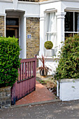 Verwittertes Tor und Fußweg zum Haus in London, England, UK