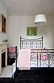 Metallgeschmiedetes Doppelbett in einem Haus im Landhausstil in London, UK