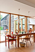 Tisch und Stühle in einem modernen Familienhaus in Hertfordshire, England, Vereinigtes Königreich