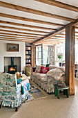 Balken-Wohnzimmer mit Holzofen in einem Haus in Essex, England, UK