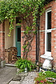Außenfassade eines Reihenhauses aus Backstein und Kieselstein, Bovey Tracey, Devon, England, Vereinigtes Königreich
