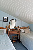 Hellblaues Zweibettzimmer im Dachgeschoss eines Cottage in Padstow, Cornwall, England, UK