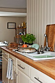 Sauberer Abwasch auf dem Abtropfbrett in der Küche eines Cottages in Padstow, Cornwall, England, UK