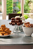 Flapjacks und Brownies auf einem Tisch in einem Haus in Middlesex, London, England, UK