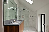 Duschwand und Doppelwaschbecken in der Nasszelle eines Hauses in London, England, UK