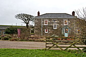 Offenes Tor zur Kiesauffahrt eines Bauernhauses in Cornwall, England, UK