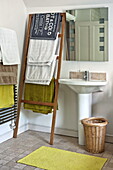 Badetücher auf einem Holzständer im Badezimmer eines modernen Hauses in Suffolk/Essex, England, Vereinigtes Königreich
