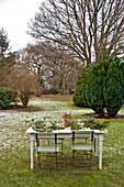 Gartentisch mit Stecklingen im Frost, Shropshire, England, UK