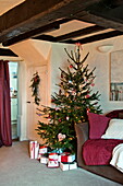 Weihnachtsbaum im Balken-Wohnzimmer eines Cottage in Shropshire, England, UK