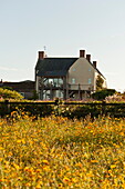 Ländliches Bauernhaus und Feld mit Wildblumen in Blagdon, Somerset, England, UK