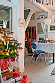 Offenes Esszimmer mit Weihnachtsbaum in einem Haus in Penzance, Cornwall, England, UK