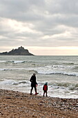 Mutter und Sohn gehen am Strand spazieren Penzance Cornwall England UK