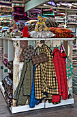 Stofftiere und Decken mit handgefertigten Mänteln in Tregaon shop interior Wales UK