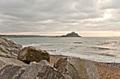 Felsbrocken am Strand mit Blick auf das Meer Penzance Cornwall England UK