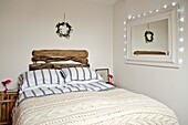 Kopfteil aus Treibholz auf einem Doppelbett in einem Haus in Wadebridge im Norden Cornwalls, UK