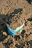 Eimer mit Sand am Strand von Cornwall UK