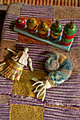 Abakus und Puppe mit Spielzeugschnecke auf gestrickter Patchwork-Decke in Cambridge Cottage England UK