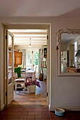 Blick durch die mit Terrakotta geflieste Tür zum Esszimmer in Edworth cottage Bedfordshire England UK
