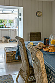 Hund frisst aus Schüssel in Küche von Bauernhaus in Penzance Cornwall England UK
