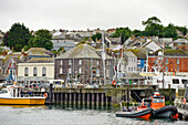 Blick auf eine Fähre im Hafen eines Fischerdorfs in Cornwall, UK