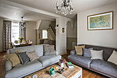 Graues Sofa im Wohnzimmer eines Hauses in St Ives, Cornwall, England, UK