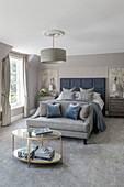 Ruhige, neutrale Farben im Hauptschlafzimmer des unter Denkmalschutz stehenden viktorianischen Familienhauses Godalming Surrey UK