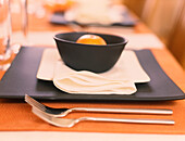 Festlich gedeckter Tisch in Schwarz und Orange