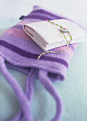 Violette Tasche mit kleinem Notizblock