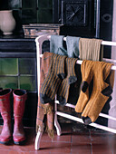 Gemusterte Socken auf dem Wäscheständer neben dem Küchenherd