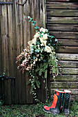 Girlande aus Winter-Evergreens an Holztür außen gebunden Shropshire England UK