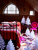 Weiße Weihnachtsbäume mit Doppelbett in einer umgebauten Kirche UK