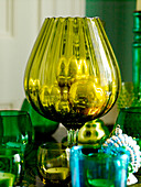 Gelbe Vase mit grünen Teelichthaltern